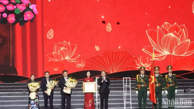 Chủ tịch Quốc hội Trần Thanh Mẫn trao Huân chương Lao động hạng Nhất, phần thưởng của Đảng, Nhà nước tặng cho Đảng bộ, chính quyền và nhân dân tỉnh Quảng Ngãi.