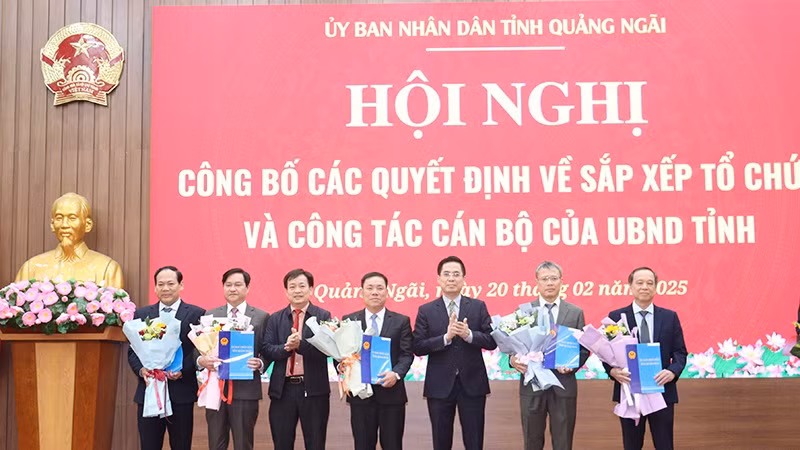 Lãnh đạo tỉnh Quảng Ngãi trao quyết định và tặng hoa chúc mừng tập thể lãnh đạo Sở Tài chính.