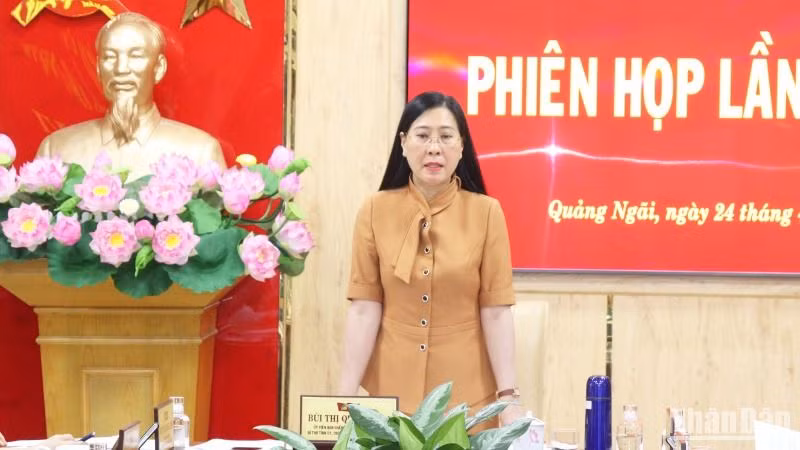 Đồng chí Bùi Thị Quỳnh Vân, Ủy viên Trung ương Đảng, Bí thư Tỉnh ủy, Chủ tịch Hội đồng nhân dân tỉnh Quảng Ngãi phát biểu kết luận tại phiên họp.