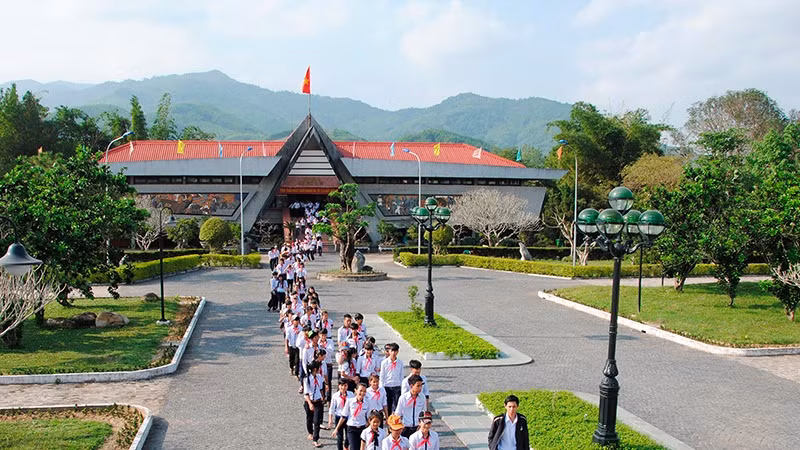 Bảo tàng Khởi nghĩa Ba Tơ, nơi giáo dục truyền thống cách mạng cho thế hệ trẻ.