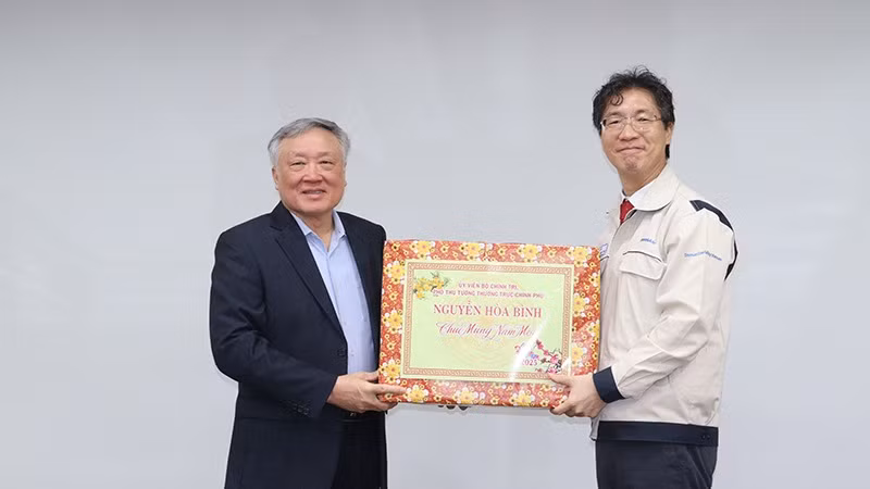 Phó Thủ tướng Thường trực Chính phủ Nguyễn Hòa Bình tặng quà Tết cho Công ty ty trách nhiệm hữu hạn công nghiệp nặng Doosan Việt Nam.