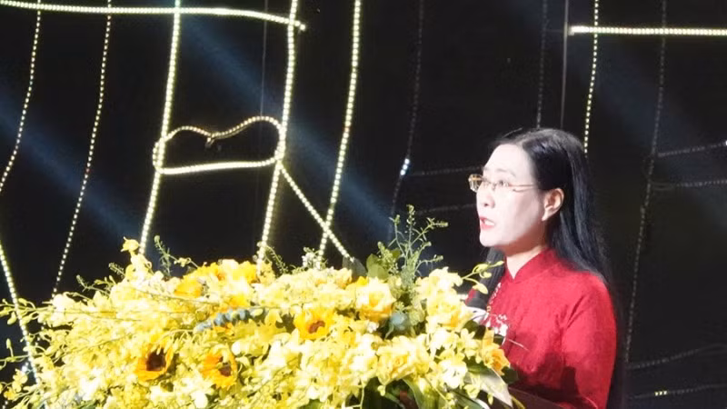 Bí thư Tỉnh ủy Quảng Ngãi Bùi Thị Quỳnh Vân trình bày diễn văn tại buổi lễ.