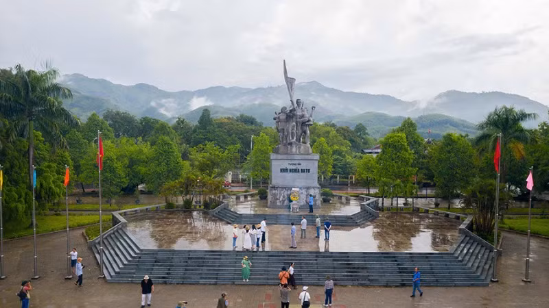 Tượng đài Khởi nghĩa Ba Tơ.