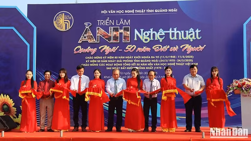 Nghi thức cắt băng khai mạc triển lãm ảnh nghệ thuật “Quảng Ngãi-50 năm, Đất và Người”.