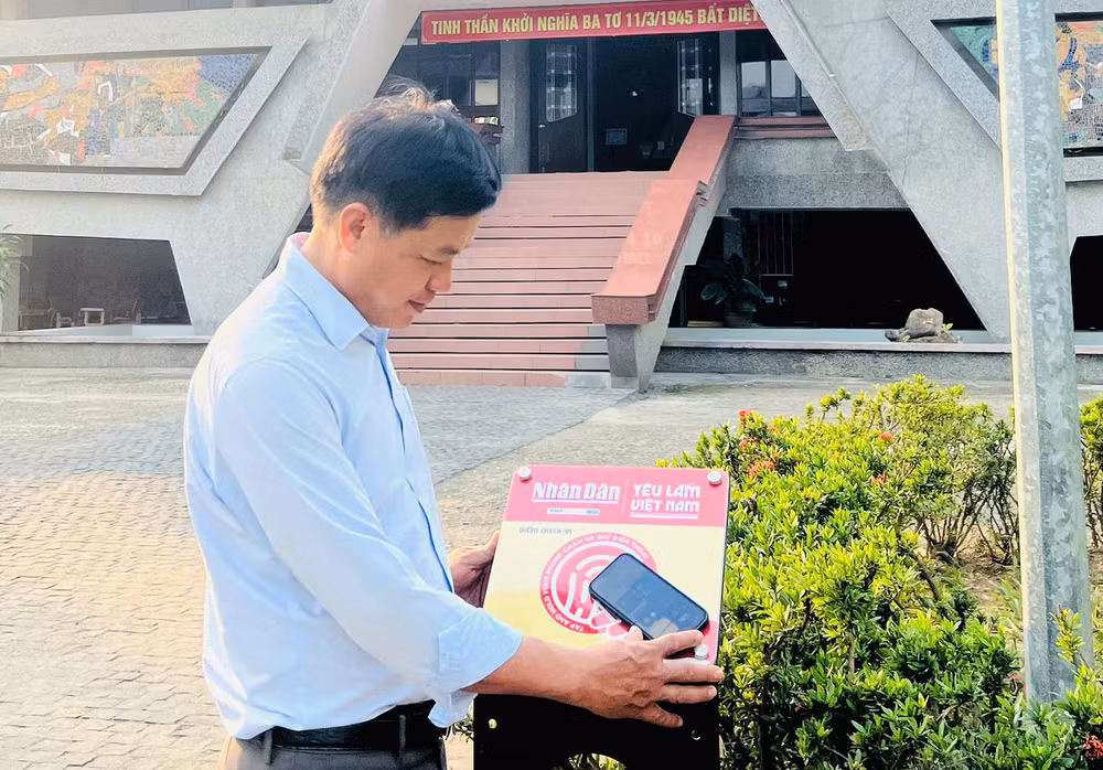 Người dân Ba Tơ trải nghiệm dự án tại Bảo tàng Khởi nghĩa Ba Tơ.