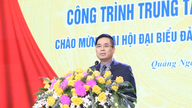 Chủ tịch Ủy ban nhân dân tỉnh Quảng Ngãi Nguyễn Hoàng Giang phát biểu tại lễ gắn biển công trình Trung tâm hội nghị và triển lãm tỉnh Quảng Ngãi.