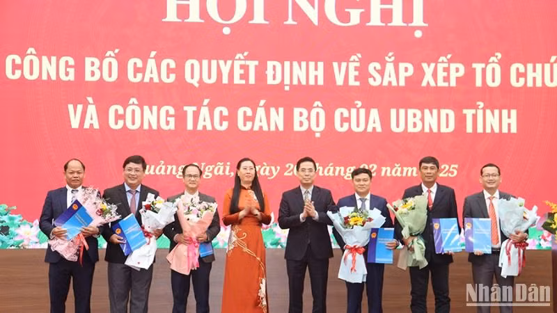 Lãnh đạo tỉnh Quảng Ngãi trao quyết định và tặng hoa chúc mừng tập thể lãnh đạo Sở Nông nghiệp và Môi trường.