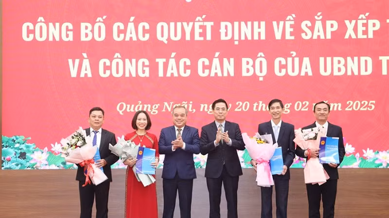 Lãnh đạo tỉnh Quảng Ngãi trao quyết định và tặng hoa chúc mừng tập thể lãnh đạo Sở Nội vụ.