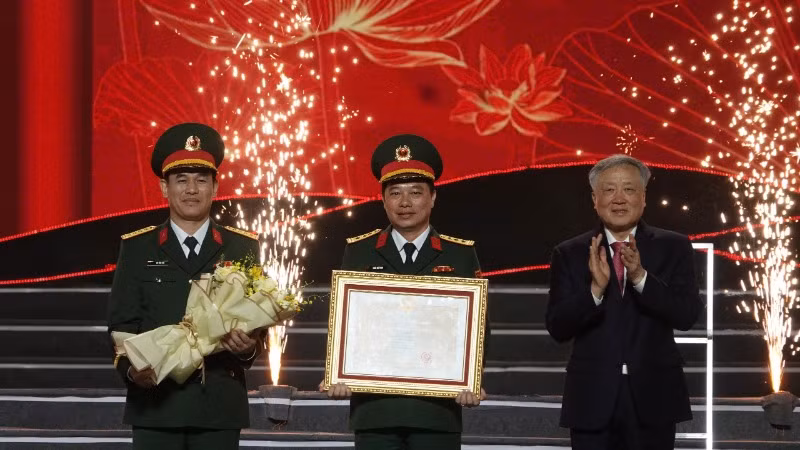 Phó Thủ tướng Thường trực Chính phủ Nguyễn Hòa Bình trao Huân chương Bảo vệ Tổ quốc hạng Nhì cho Bộ Chỉ huy Quân sự tỉnh Quảng Ngãi.