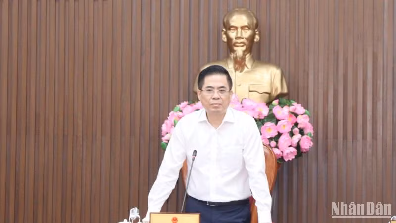 Chủ tịch Ủy ban nhân dân tỉnh Quảng Ngãi Nguyễn Hoàng Giang yêu cầu tạm dừng tổ chức các đoàn đi tham quan, học tập kinh nghiệm trong thời điểm hiện nay.