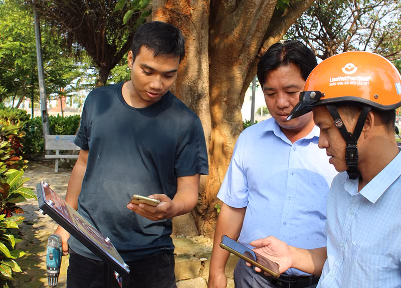 Hướng dẫn người dân thao tác trải nghiệm dự án tại Nhà trưng bày Đội Hoàng Sa Bắc Hải.
