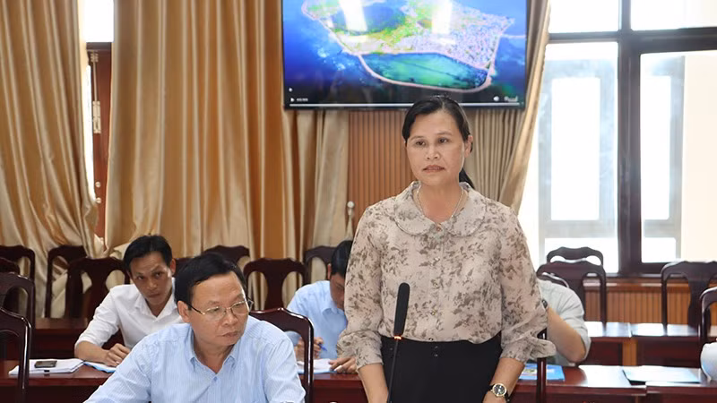 Chủ tịch Ủy ban nhân dân huyện Lý Sơn Phạm Thị Hương phát biểu tại buổi làm việc.