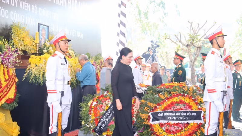 Các đại biểu lần lượt đi vòng quanh mộ thắp hương tiễn biệt nguyên Chủ tịch nước Trần Đức Lương.