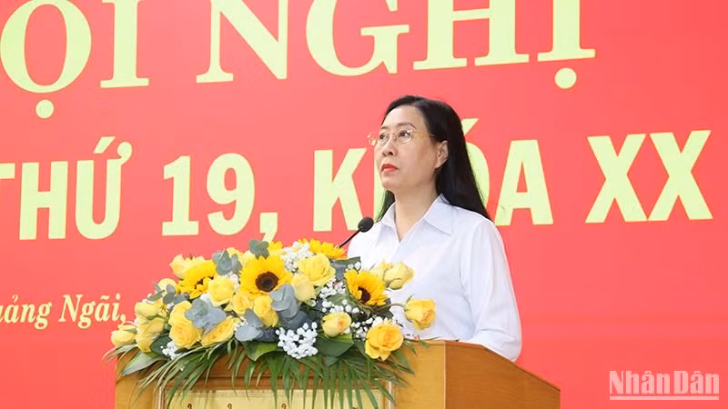 Đồng chí Bùi Thị Quỳnh Vân, Bí thư Tỉnh ủy, Chủ tịch Hội đồng nhân dân tỉnh Quảng Ngãi phát biểu tại hội nghị.