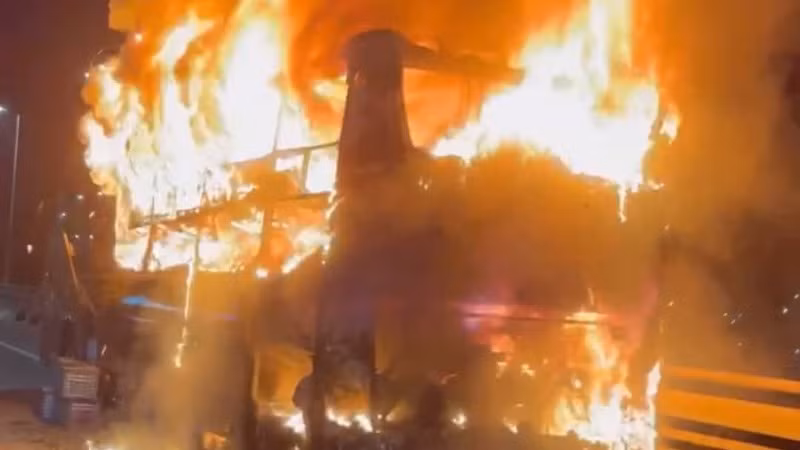 Hiện trường vụ cháy xe khách khi đang lưu thông trên cầu Trà Khúc 2, thuộc địa bàn thành phố Quảng Ngãi (tỉnh Quảng Ngãi).