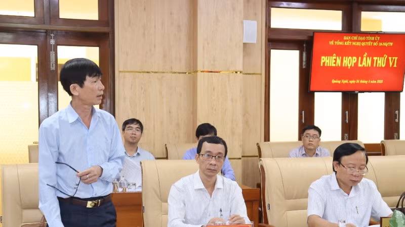 Giám đốc Sở Nội vụ tỉnh Quảng Ngãi Tạ Công Dũng báo cáo các đề án tại phiên họp.