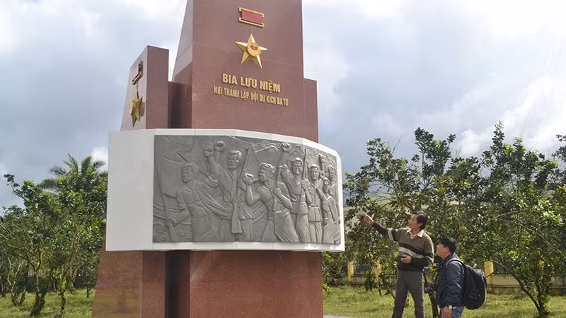 Bia lưu niệm nơi thành lập Đội du kích Ba Tơ.