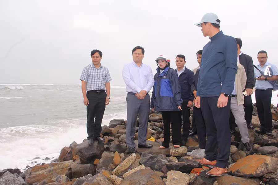 Lãnh đạo tỉnh Quảng Ngãi và thành phố Quảng Ngãi kiểm tra hiện trường sạt lở bờ biển ở xã An Phú.