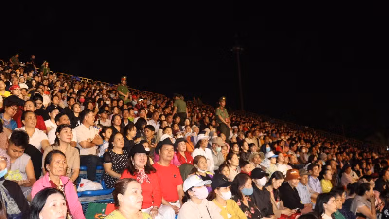 Đông đảo người dân đến dự lễ và xem chương trình nghệ thuật.