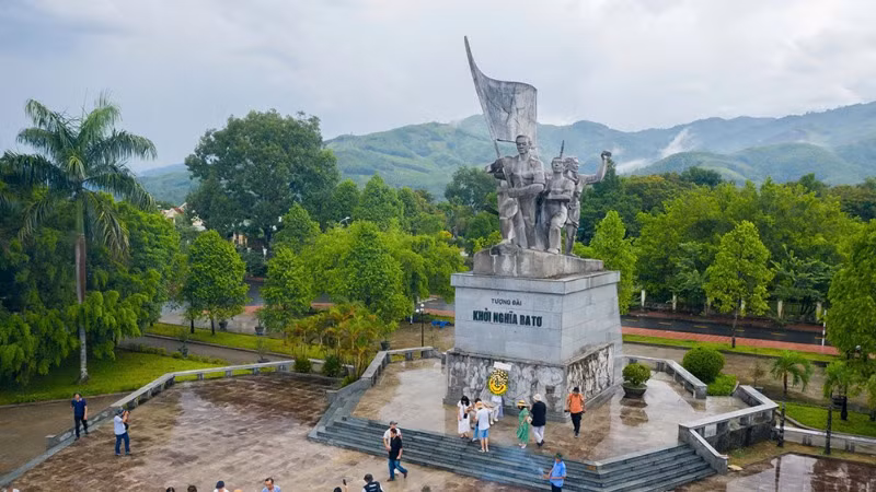 Tượng đài Khởi nghĩa Ba Tơ.