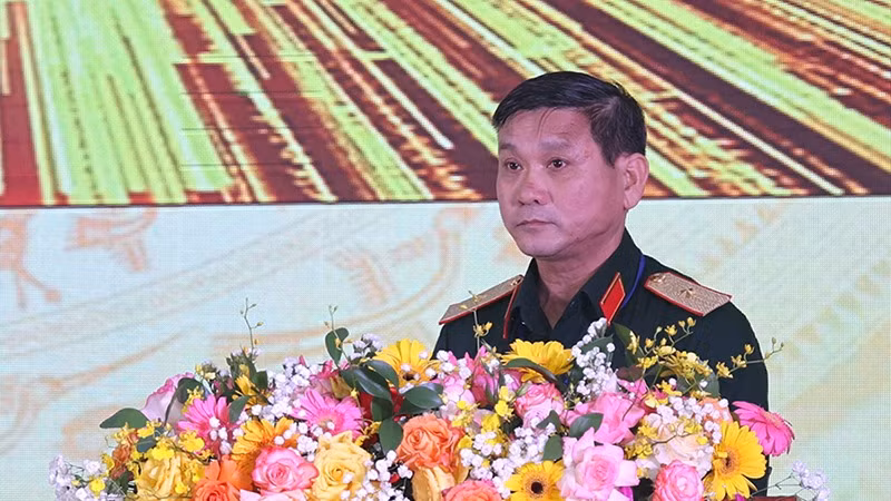 Thiếu tướng Lê Ngọc Hải, Phó Bí thư Đảng ủy, Tư lệnh Quân khu 5 phát biểu tại hội thảo.