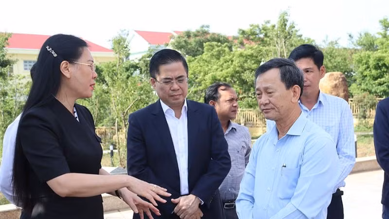 Lãnh đạo tỉnh Quảng Ngãi và Kon Tum trao đổi bên lề Hội nghị triển khai thực hiện chủ trương của Trung ương việc sáp nhập đơn vị hành chính cấp tỉnh Quảng Ngãi và Kon Tum diễn ra vào sáng 15/4 tại hội trường Huyện ủy Kon Plông (Kon Tum).