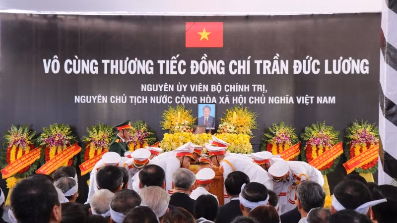 Gia đình cùng các đại biểu chứng kiến Đội nghi lễ tiến hành hạ huyệt linh cữu nguyên Chủ tịch nước Trần Đức Lương.