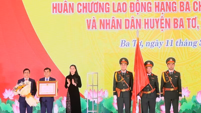 Bí thư Tỉnh ủy Quảng Ngãi Bùi Thị Quỳnh Vân trao Huân chương Lao động hạng ba của Chủ tịch nước tặng thưởng Đảng bộ, chính quyền và nhân dân huyện Ba Tơ.