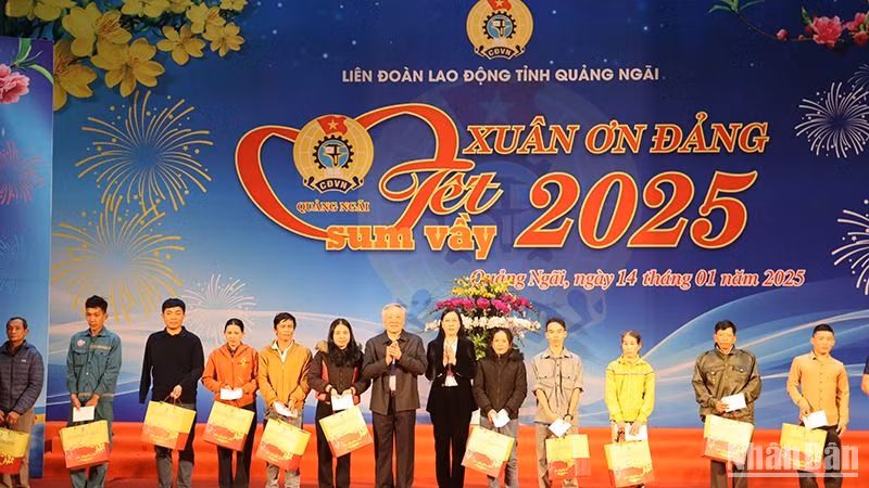 Phó Thủ tướng Thường trực Chính phủ Nguyễn Hòa Bình và Bí thư Tỉnh ủy Quảng Ngãi Bùi Thị Quỳnh Vân tặng quà tết cho công nhân, người lao động có hoàn cảnh khó khăn.