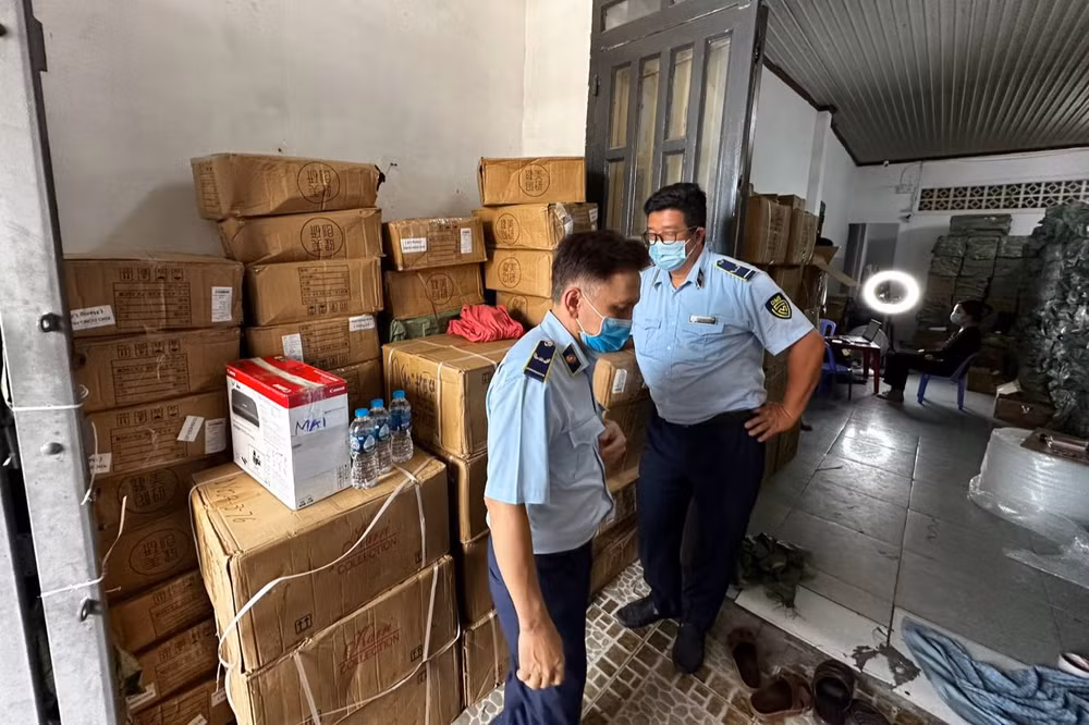 Lực lượng Quản lý thị trường kiểm tra kho hàng mỹ phẩm và nước hoa.