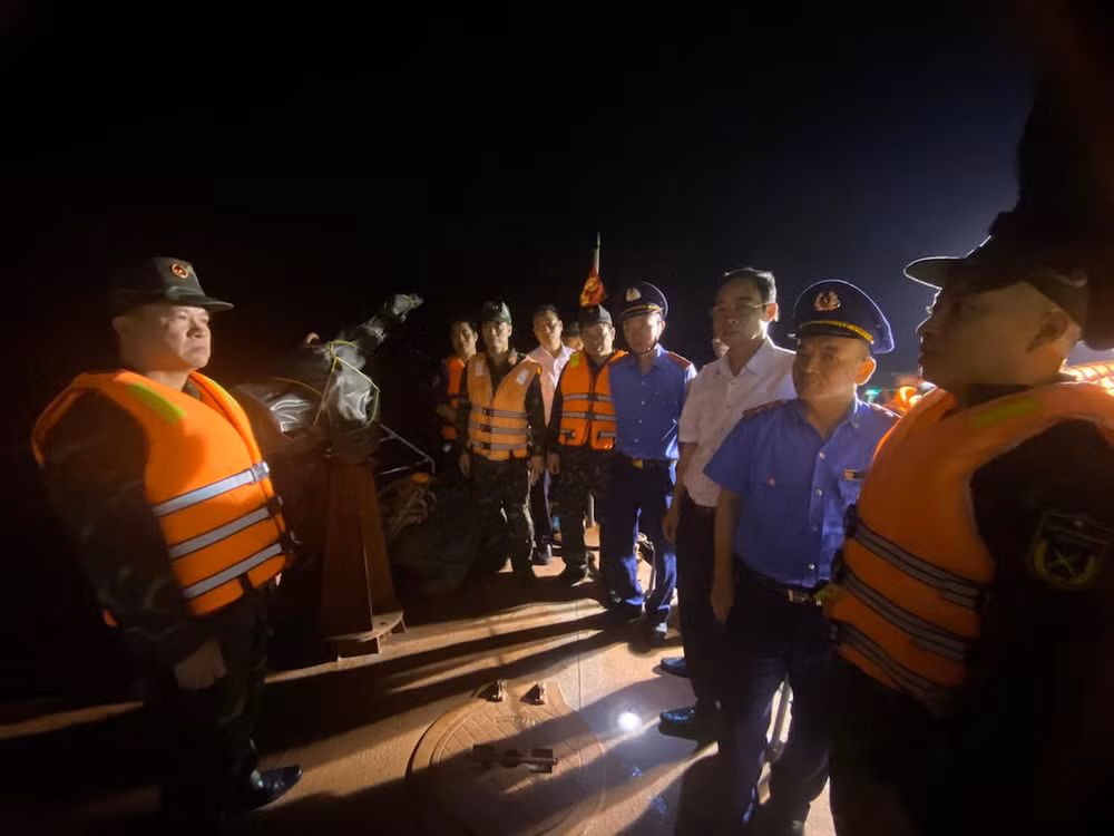 Lãnh đạo Văn phòng Ủy ban Quốc gia Ứng phó sự cố, thiên tai và Tìm kiếm cứu nạn, các lực lượng Binh đoàn 18, Bộ tham mưu Quân chủng phòng quân - không quân, Bộ chỉ huy quân sự các tỉnh Quảng Ninh và Hải Phòng, Bộ đội biên phòng có mặt tại hiện trường chỉ đạo công tác cứu hộ, cứu nạn. (Ảnh: Văn Đảm)