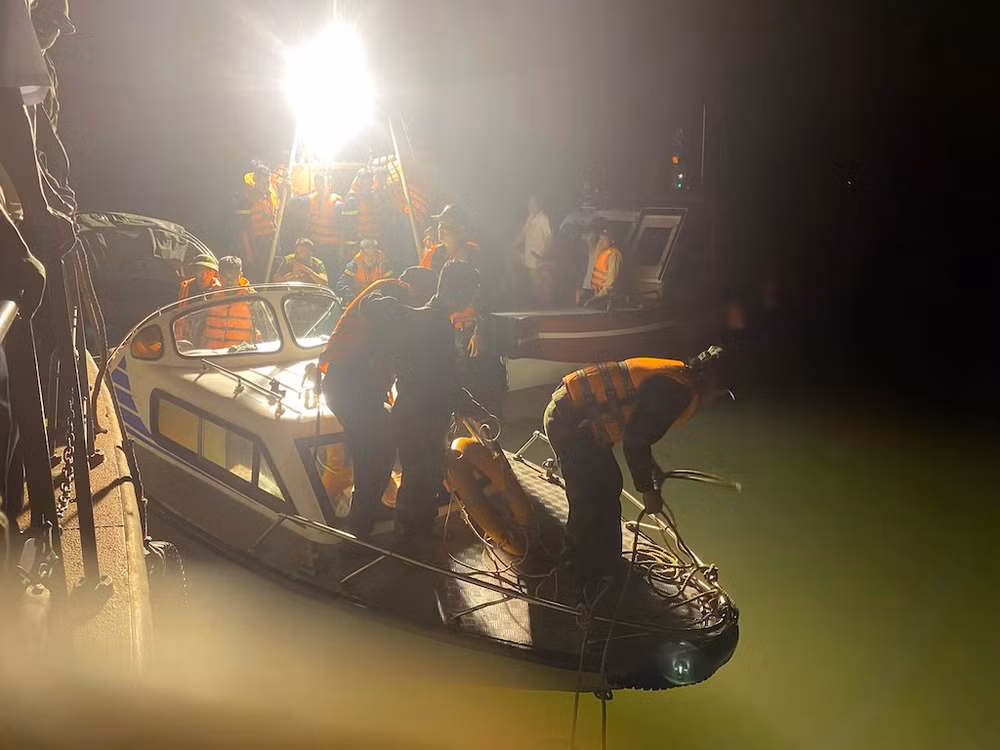 Lực lượng chức năng đang tích cực khẩn trương tìm kiếm các nạn nhân còn lại. (Ảnh: Văn Đảm)