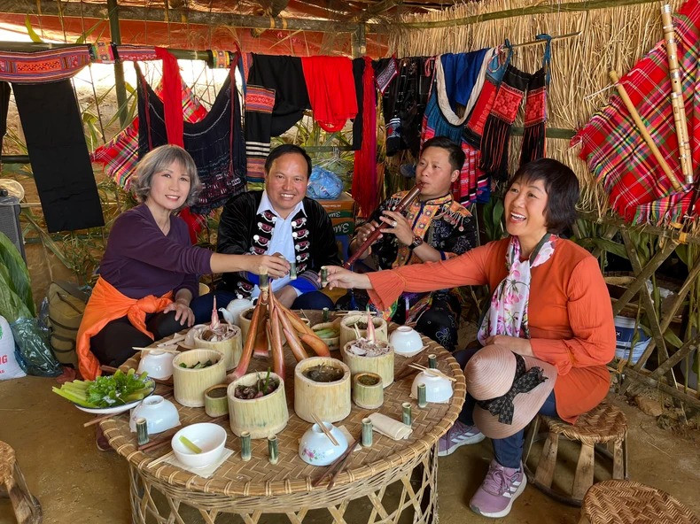 Du khách thưởng thức đặc sản địa phương tại lễ hội Gầu Tào, huyện Phong Thổ, tỉnh Lai Châu. (Ảnh: Tiểu Phương)