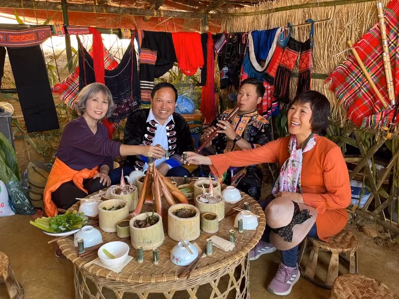 Du khách thưởng thức đặc sản địa phương tại lễ hội Gầu Tào, huyện Phong Thổ, tỉnh Lai Châu. (Ảnh: Tiểu Phương)