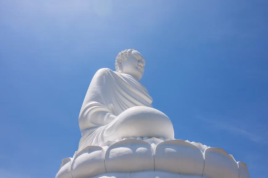 Tượng Phật khổng lồ trên chùa Long Sơn. (Ảnh VietnamTravel)
