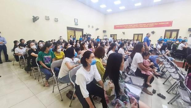 Hàng trăm phụ huynh "nín thở" chờ tới lượt bốc thăm. (Ảnh:Vietnam+) 