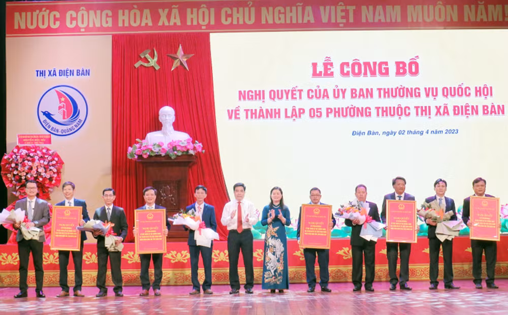 Trao chứng nhận thành lập phường cho đại diện lãnh đạo 5 phường.