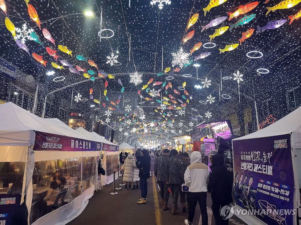 Du khách tới Lễ hội băng Hwacheon Sancheoneo được thưởng thức nhiều đặc sản của địa phương. Ảnh: YONHAP