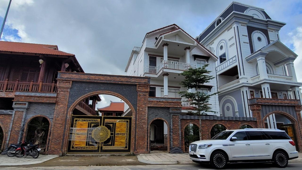 Mặt tiền biệt phủ của ông Nguyễn Hồng Sơn nằm trên đường Triệu Quang Phục, phường Chánh Lộ, thành phố Quảng Ngãi. (Ảnh: TV)