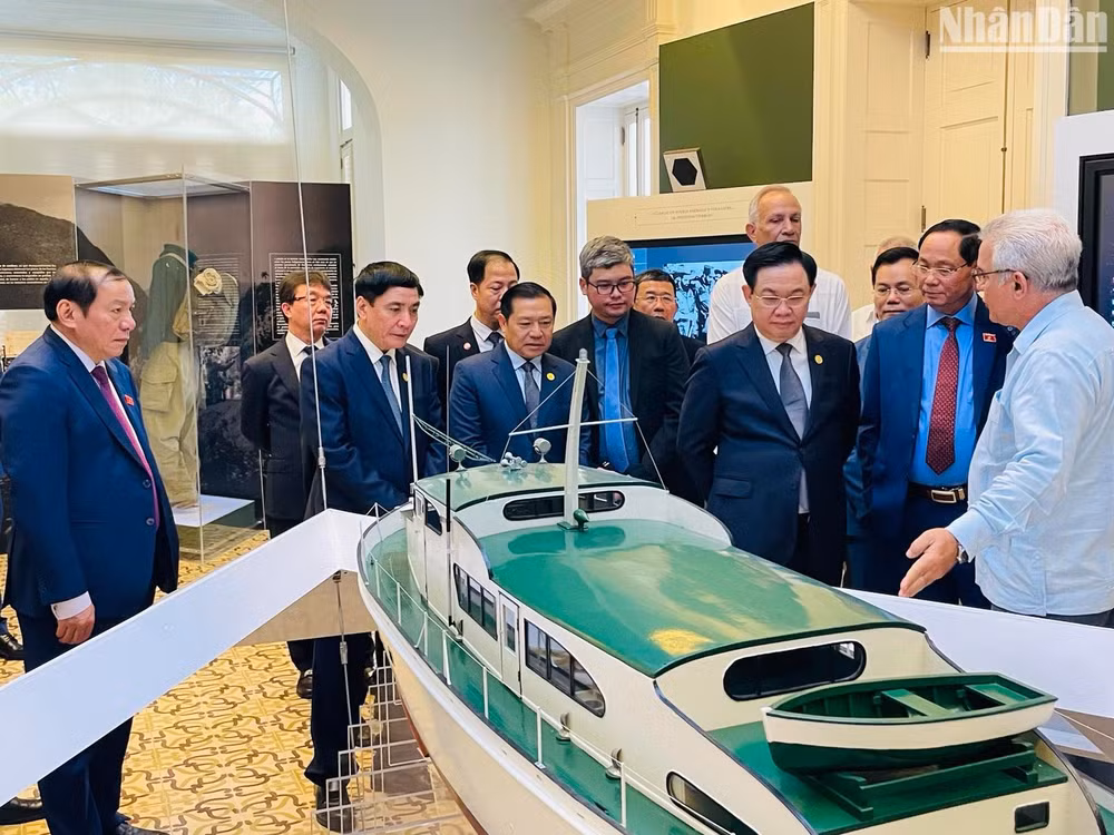 Giám đốc Trung tâm Fidel Castro René González Barrios giới thiệu với Chủ tịch Quốc hội Vương Đình Huệ và các thành viên Đoàn công tác về nhiều tư liệu lịch sử quan trọng của thân thế, sự nghiệp vị Tổng Tư lệnh Fidel Castro Ruz.