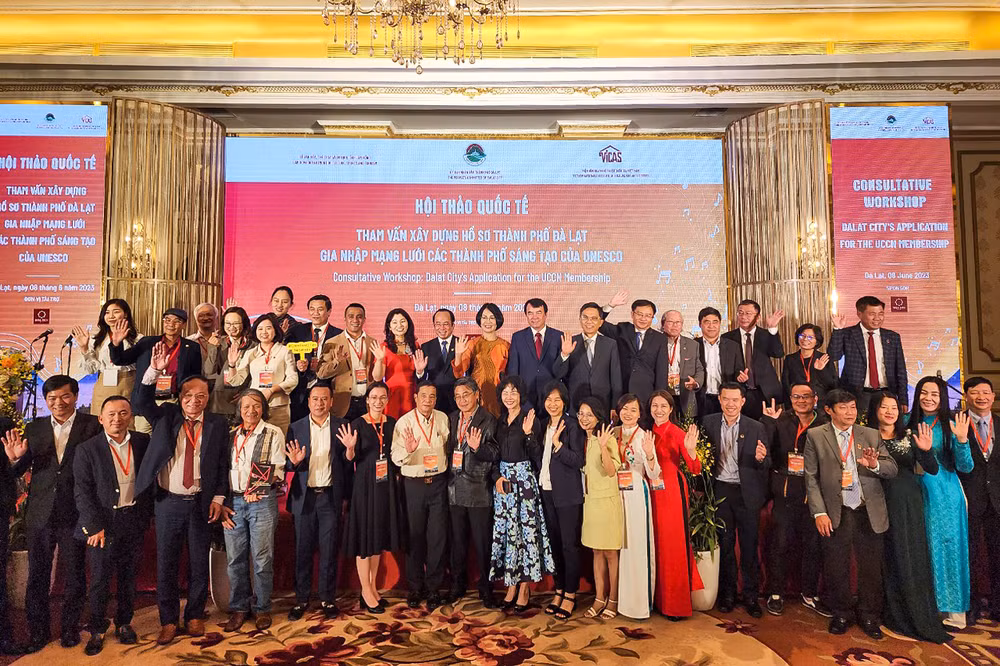 Các đại biểu tham dự Hội thảo quốc tế tham vấn xây dựng hồ sơ thành phố Đà Lạt gia nhập Mạng lưới các thành phố sáng tạo của UNESCO. (Ảnh: Bộ Văn hóa, Thể thao và Du lịch)