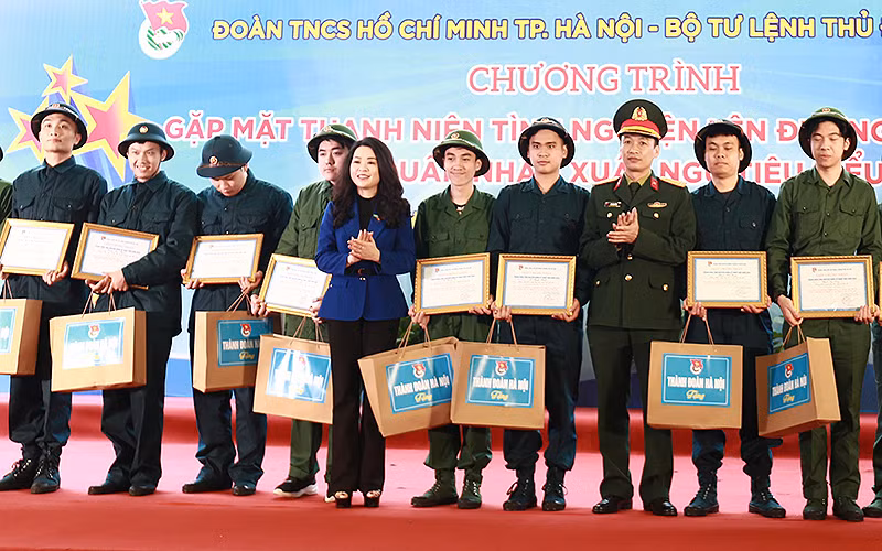 Bí thư Thành đoàn Chu Hồng Minh (thứ 5 từ trái sang) trao giấy chứng nhận, quà tặng các thanh niên tình nguyện nhập ngũ của Thủ đô năm nay.