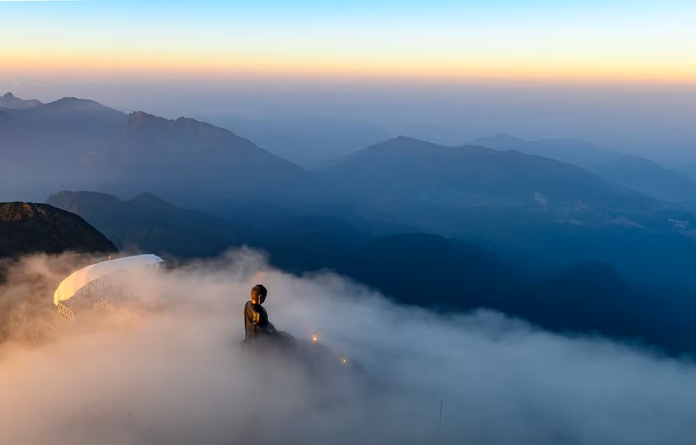 Đại tượng Phật A Di Đà uy nghiêm trong mây phủ tĩnh mịch và an yên.