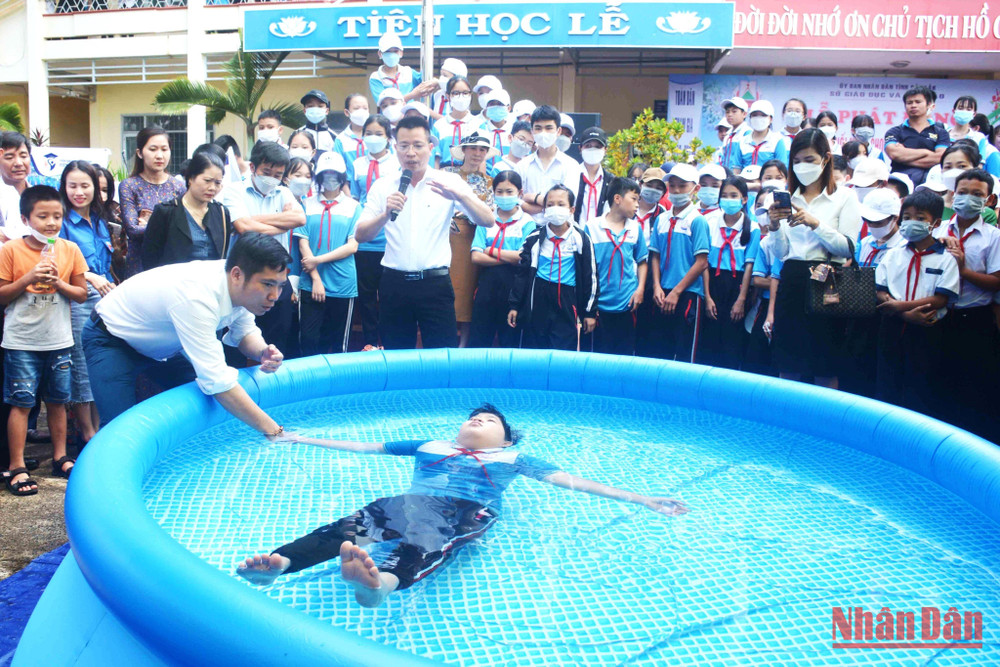Một lớp dạy bơi miễn phí của Câu lạc bộ Vì đàn em thân yêu huyện Cư M’gar tại xã Quảng Hiệp.