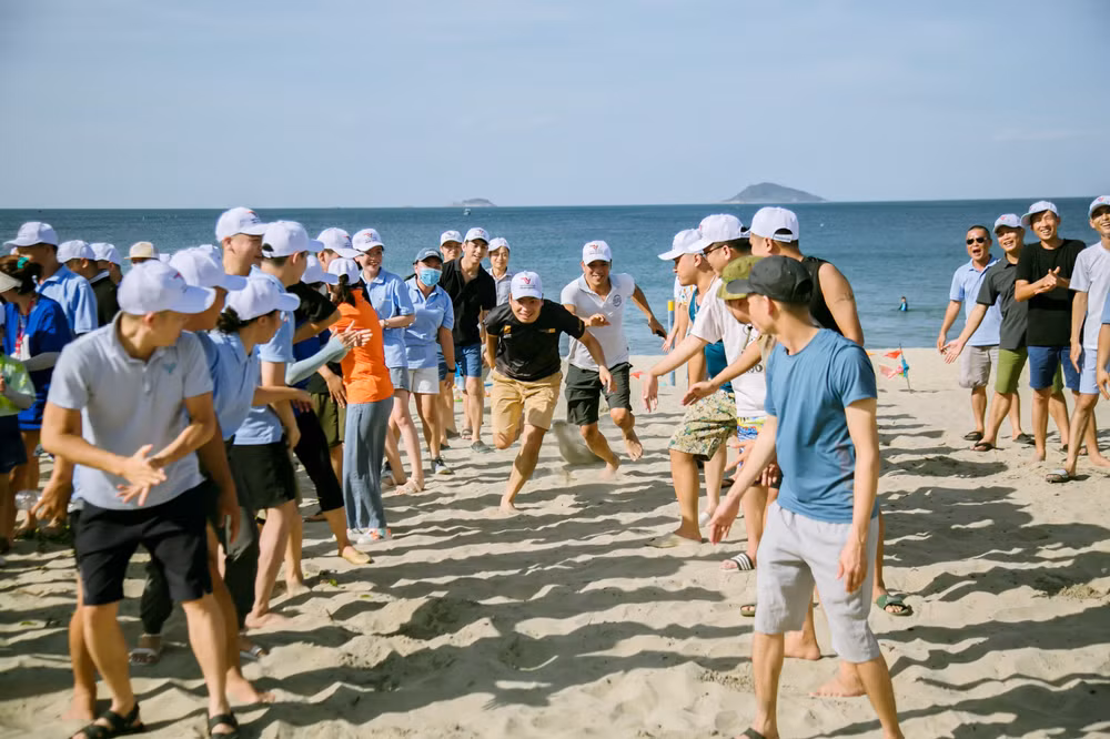 Du khách yêu thích các điểm đến gần biển, gần nguồn nước để trốn nóng. (Ảnh: CTV)