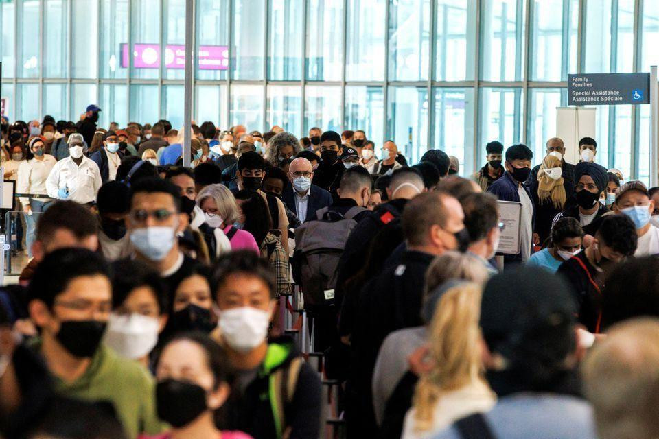 Du khách xếp hàng dài ở cửa ra máy bay tại sân bay quốc tế Toronto Pearson ở Mississauga, Ontario, Canada hôm 20/5 (Ảnh: REUTERS)