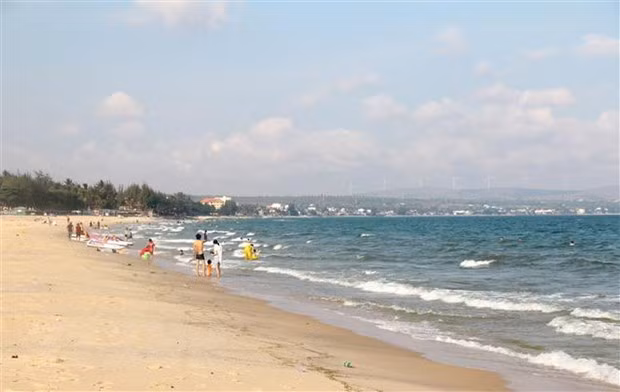 Bãi biển Hàm Tiến - Mũi Né trong xanh thơ mộng, luôn thu hút đông đảo du khách. (Ảnh: Nguyễn Thanh/TTXVN)