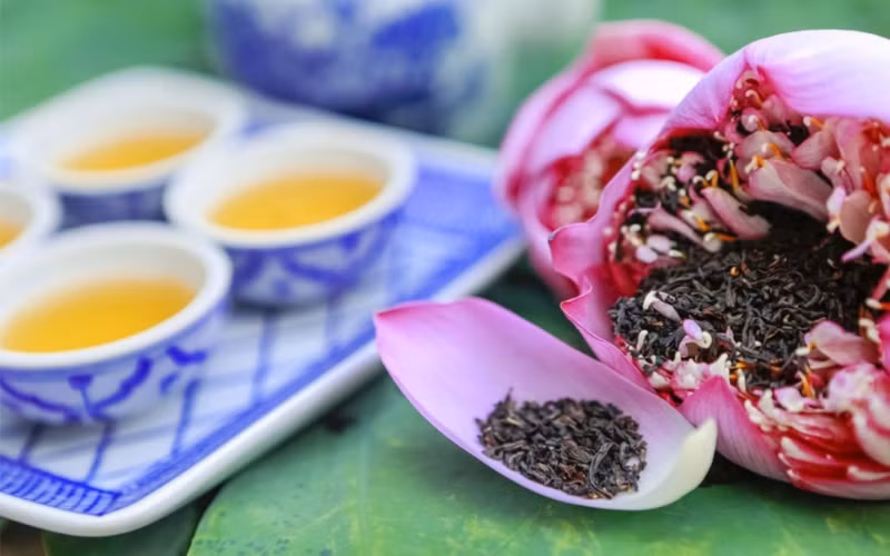 Trà sen là thức uống tinh tế của người Hà Nội.