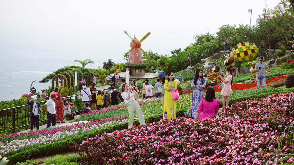 Du khách ở thiên đường hoa núi Bà Đen.