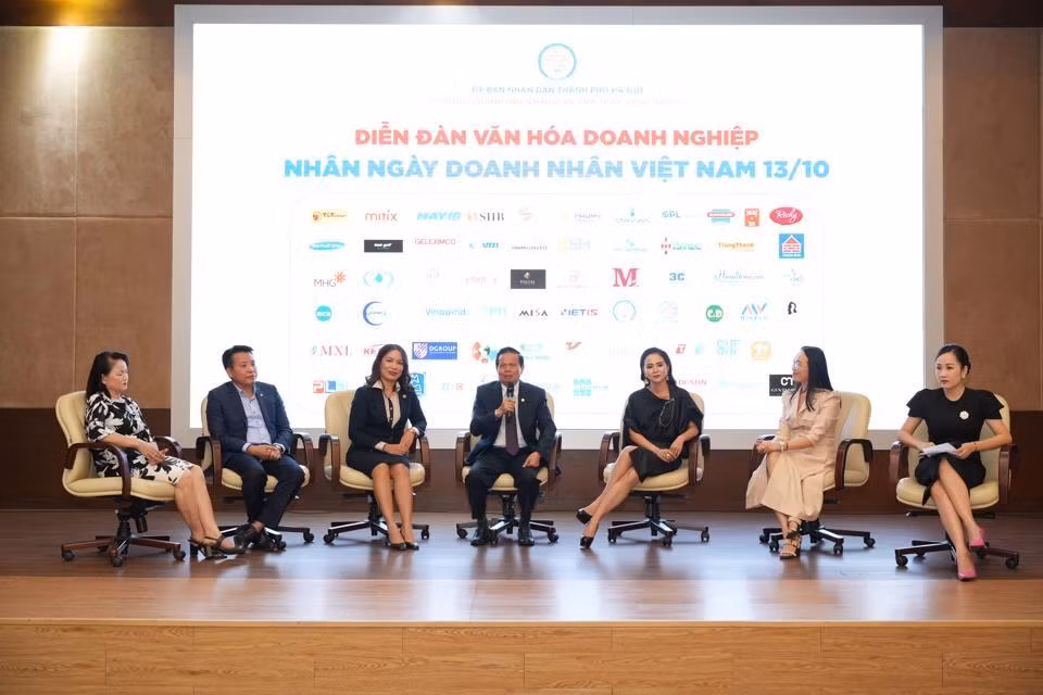 Các đại biểu trao đổi, thảo luận về Văn hoá doanh nghiệp tại chương trình.